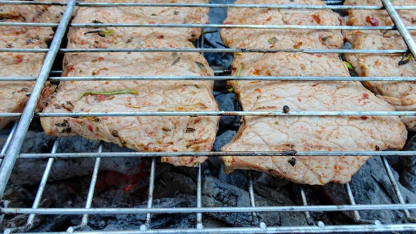 Μοσχάρι Μαγειρεμένο Μπάρμπεκιου Κάρβουνο Μπάρμπεκιου Μεταλλική Σχάρα Ζεστά Κάρβουνα — Φωτογραφία Αρχείου