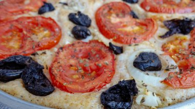 Domatesli, soğanlı ve zeytinli İtalyan Focaccia 