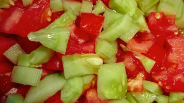 Organik salatalık ve domates salatası yenmeye hazır.