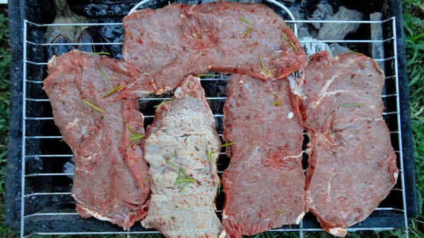 Carne Cozida Churrasco Carvão Livre Churrasco Uma Grade Metal Carvões — Fotografia de Stock