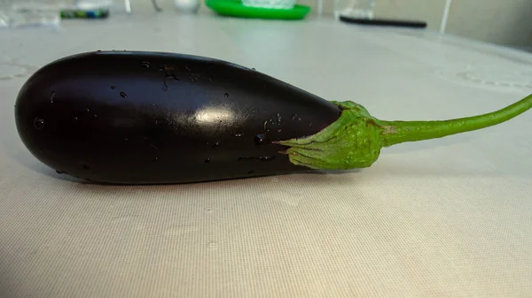 Rijp Hele Zwarte Aubergines Een Witte Achtergrond — Stockfoto