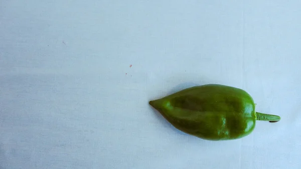 Moden Organisk Grønn Pepper Hvit Bakgrunn – stockfoto
