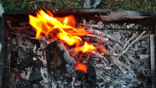 Gorący Węgiel Drzewny Kocioł Gotowy Gotowania Mięsa Świeżym Powietrzu — Zdjęcie stockowe