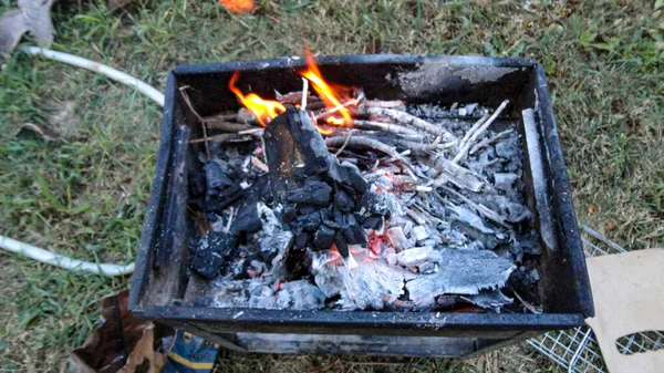 Varm Träkol Fräs Redo Att Laga Kött Utomhus — Stockfoto