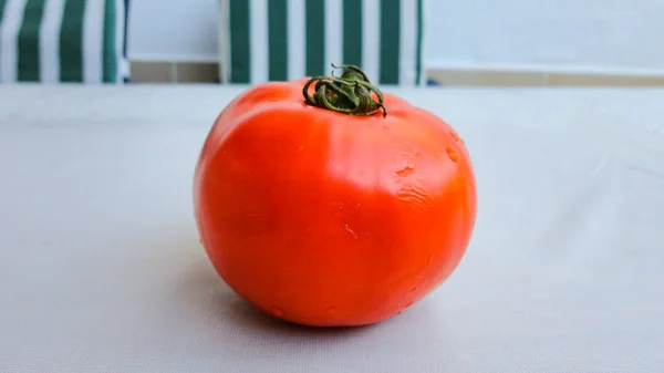 白い背景に赤い有機トマトと赤いトマト — ストック写真