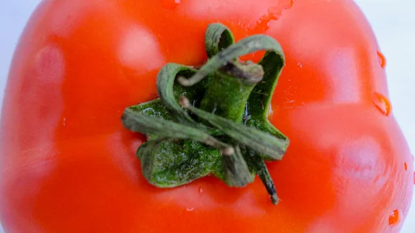 Ενιαία Κόκκινη Βιολογική Ντομάτα Και Κόκκινες Ντομάτες Λευκό Φόντο — Φωτογραφία Αρχείου