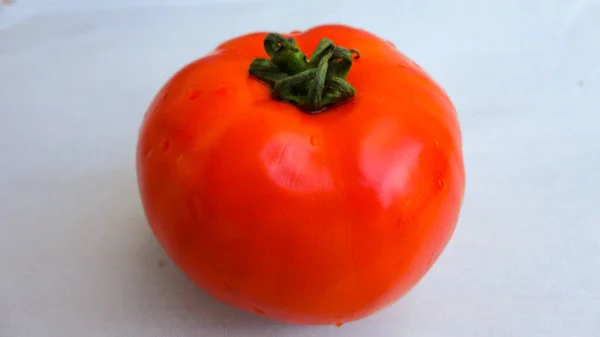 Solo Tomate Rojo Orgánico Tomates Rojos Sobre Fondo Blanco —  Fotos de Stock