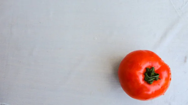 Solo Tomate Rojo Orgánico Tomates Rojos Sobre Fondo Blanco — Foto de Stock