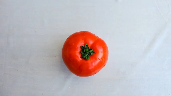Tomate Orgânico Vermelho Único Tomates Vermelhos Fundo Branco — Fotografia de Stock