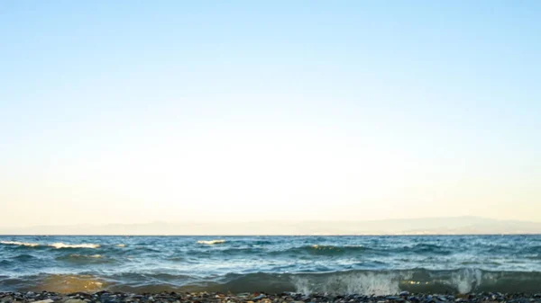 Vågorna Bryter Mot Stenig Strand Medelhavet Vågor Kraschar Klipporna Vid — Stockfoto