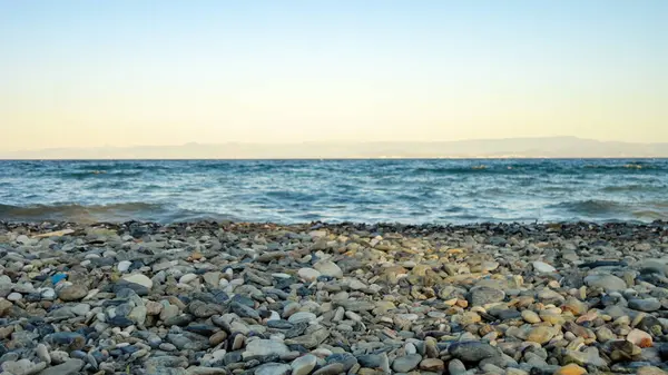 Kamienna Plaża Słoneczny Dzień Tło Różnych Kamyków Góry Plaży — Zdjęcie stockowe