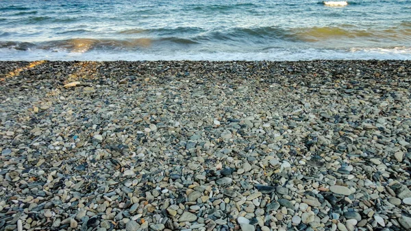 Güneşli Bir Günde Taşlı Bir Plaj Sahilden Farklı Çakıl Taşlarının — Stok fotoğraf