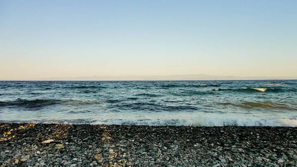 Kamienna Plaża Słoneczny Dzień Tło Różnych Kamyków Góry Plaży — Zdjęcie stockowe
