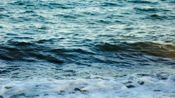 Ondas Rebentar Numa Praia Pedra Ondas Mar Mediterrâneo Batendo Sobre — Fotografia de Stock