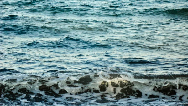 海浪在石滩上破浪而出 地中海海浪冲击着海滩上的岩石 — 图库照片