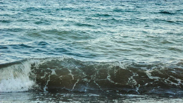 Κύματα Σπάνε Μια Πετρώδη Παραλία Μεσογειακά Κύματα Που Συντρίβονται Στα — Φωτογραφία Αρχείου