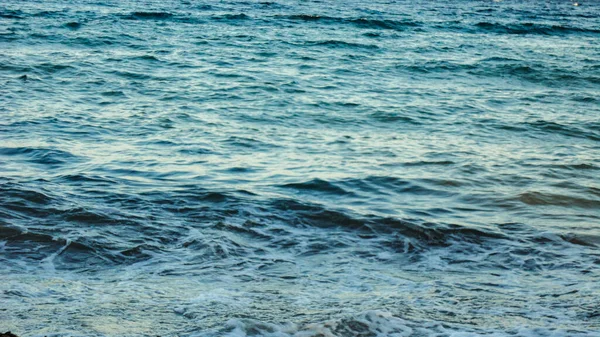Ondas Rebentar Numa Praia Pedra Ondas Mar Mediterrâneo Batendo Sobre — Fotografia de Stock