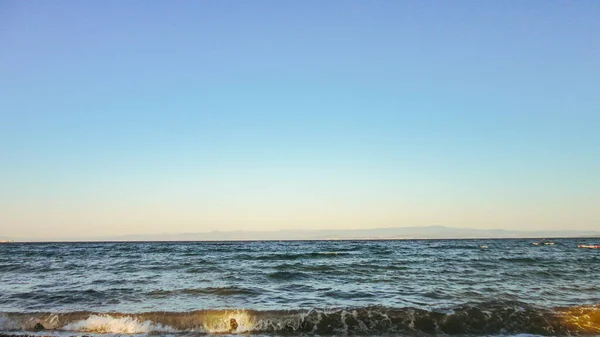 Ondas Rebentar Numa Praia Pedra Ondas Mar Mediterrâneo Batendo Sobre — Fotografia de Stock