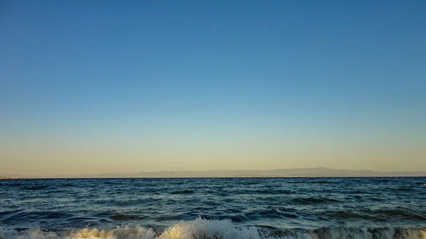 Vågorna Bryter Mot Stenig Strand Medelhavet Vågor Kraschar Klipporna Vid — Stockfoto