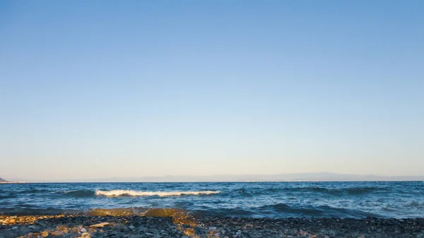 Κύματα Σπάνε Μια Πετρώδη Παραλία Μεσογειακά Κύματα Που Συντρίβονται Στα — Φωτογραφία Αρχείου