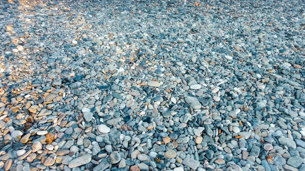 Steiniger Strand Einem Sonnigen Tag Hintergrund Verschiedener Kieselsteine Von Oben — Stockfoto