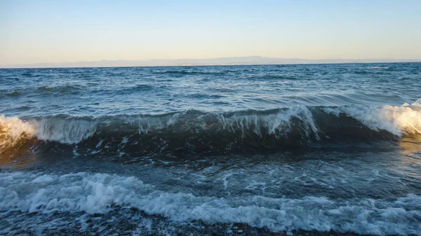 Fale Pękają Kamienistej Plaży Morze Śródziemne Rozbija Się Skały Plaży — Zdjęcie stockowe