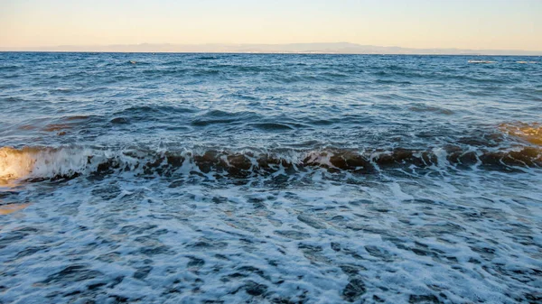 Κύματα Σπάνε Μια Πετρώδη Παραλία Μεσογειακά Κύματα Που Συντρίβονται Στα — Φωτογραφία Αρχείου