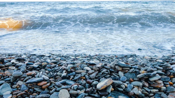 Kamienna Plaża Słoneczny Dzień Tło Różnych Kamyków Góry Plaży — Zdjęcie stockowe