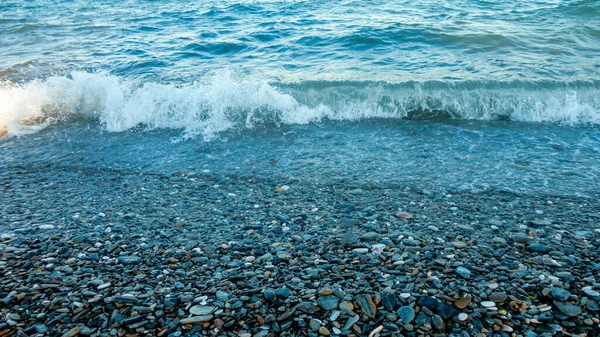 Kamienna Plaża Słoneczny Dzień Tło Różnych Kamyków Góry Plaży — Zdjęcie stockowe