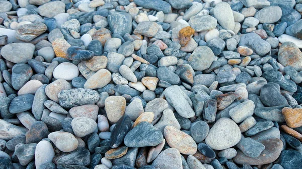 Steenstrand Een Zonnige Dag Achtergrond Van Verschillende Steentjes Van Bovenaf — Stockfoto