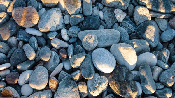 Steenstrand Een Zonnige Dag Achtergrond Van Verschillende Steentjes Van Bovenaf — Stockfoto