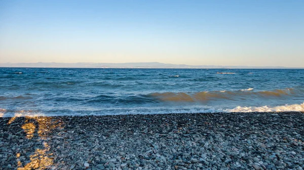 Волны Ломаются Каменистом Пляже Средиземные Морские Волны Разбивающиеся Скалы Пляже — стоковое фото