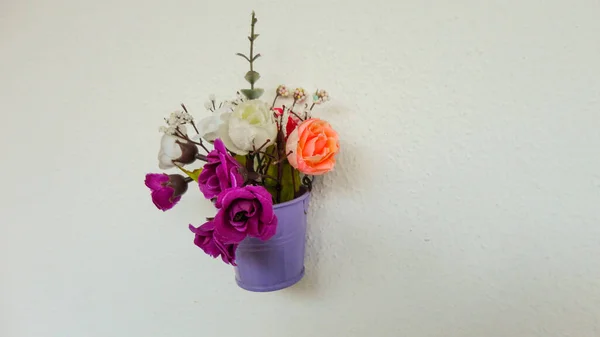 Pequeñas Flores Secas Decorativas Sobre Fondo Blanco — Foto de Stock