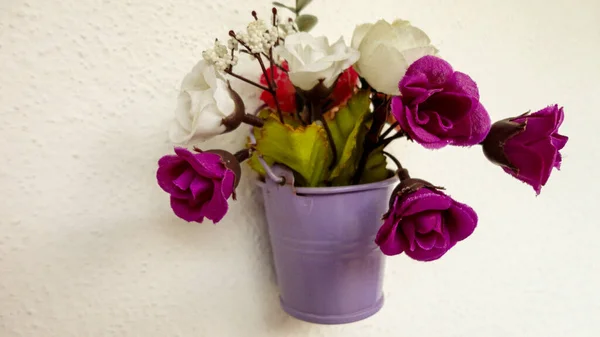 Kleine Dekorative Getrocknete Blumen Auf Weißem Hintergrund — Stockfoto