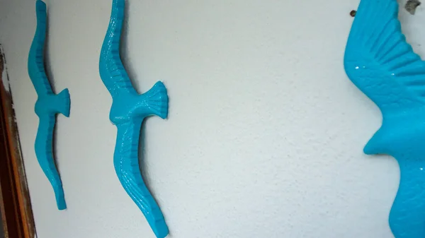 Декоративні Керамічні Блакитні Птахи Білій Стіні — стокове фото