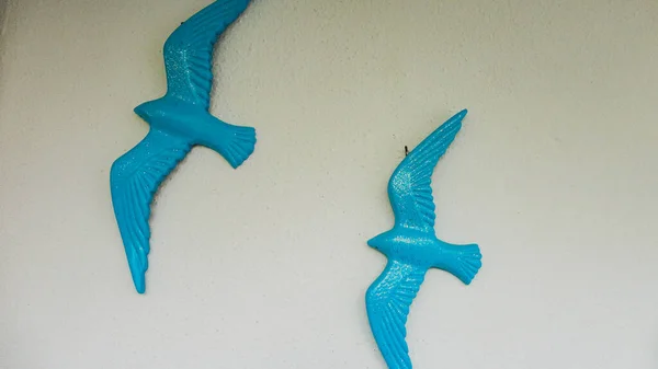 白墙上装饰着陶瓷蓝色的小鸟 — 图库照片