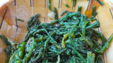 Taze kaynamış deniz fasulyelerinin yakın çekimi. Türk ve Yunan sağlıklı Salicornia zeytinyağı salatası.