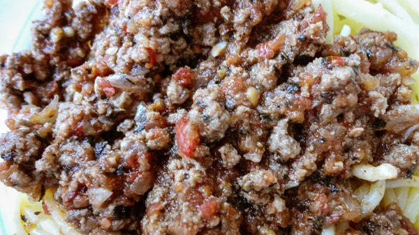 Spaghetti Bolognese Mit Rinderhackfleisch Weißen Teller — Stockfoto