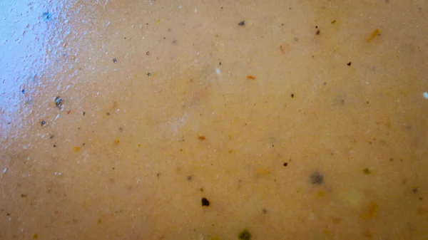 白い皿の中の新鮮なトマトスープ — ストック写真