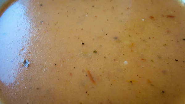 白い皿の中の新鮮なトマトスープ — ストック写真