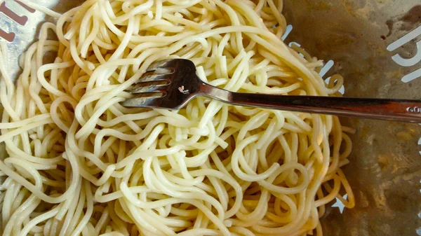 Stor Skål Med Nykokt Pasta Och Metallgaffel Närbild — Stockfoto