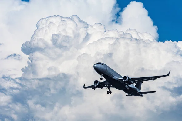 Landung Der Passagiermaschine Auf Stürmischem Wolkenhintergrund — Stockfoto