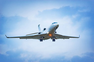 Gün zaman küçük yolcu uçağı iniş.