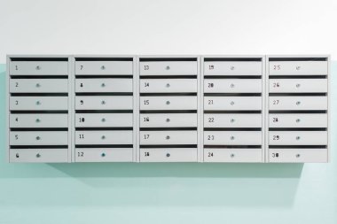 Daireli ev içinde posta kutuları.