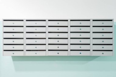 Evin içinde posta kutuları.