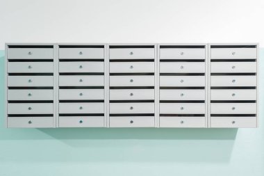 Daireli ev içinde posta kutuları.