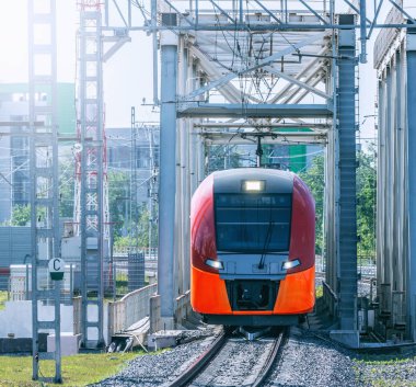 Yüksek hızlı tren köprüde gün her seferinde doğru gider.
