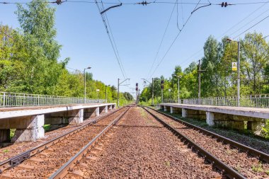 Yaz istasyonu platformları görünümünü gündüz.