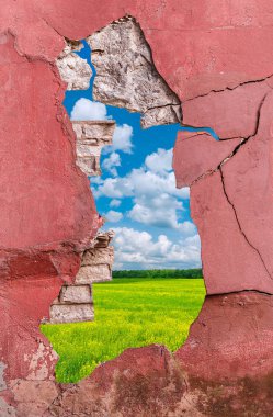 Kırsal manzara arka plan üzerinde çatlaklar ile eski çimento ve tuğla duvar.