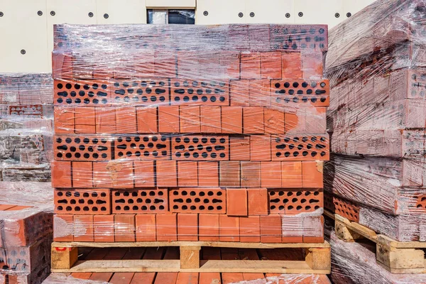 Kırmızı tuğla güneşli gün zaman inşaat sitesinde.